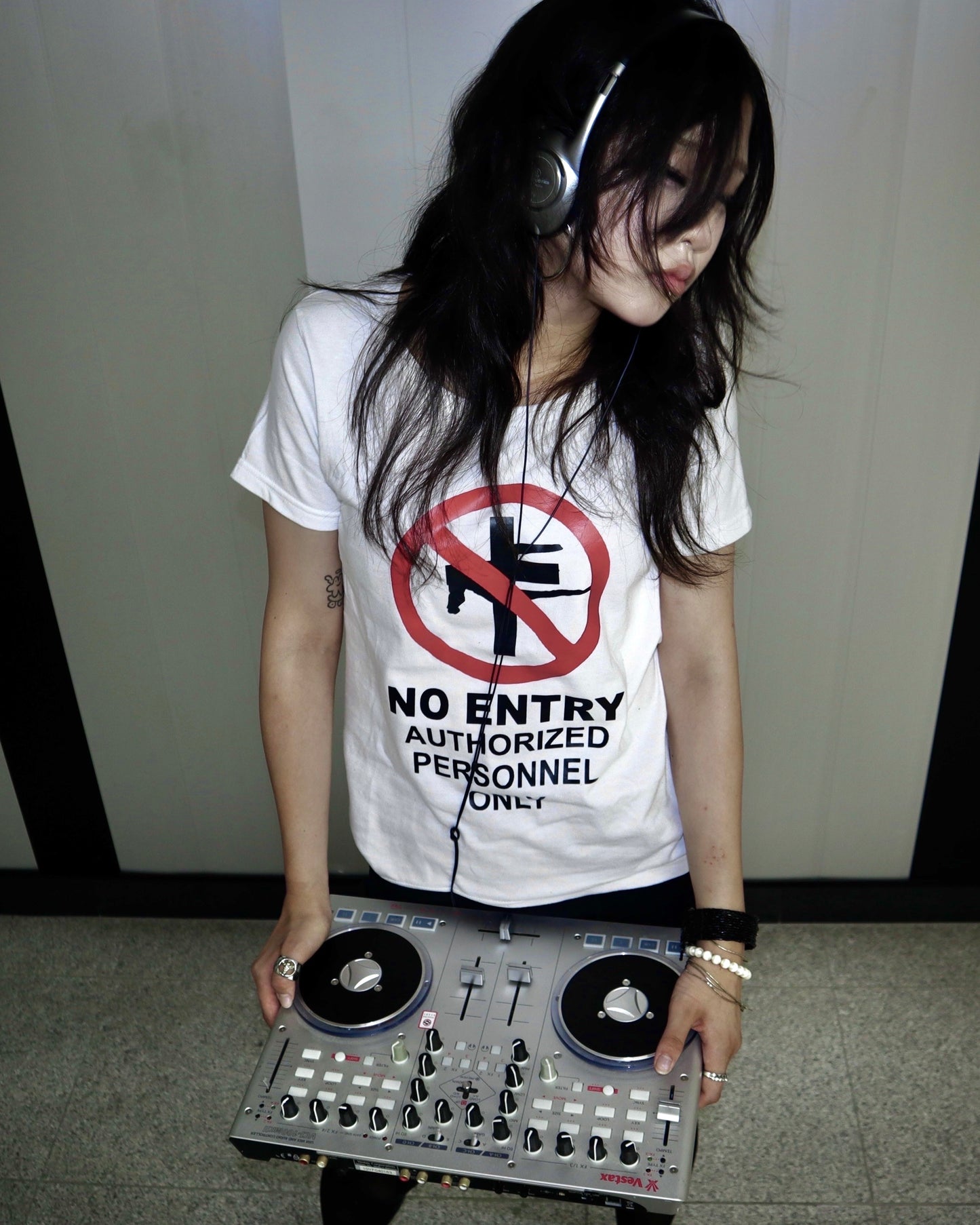 NO ENTRY TEE