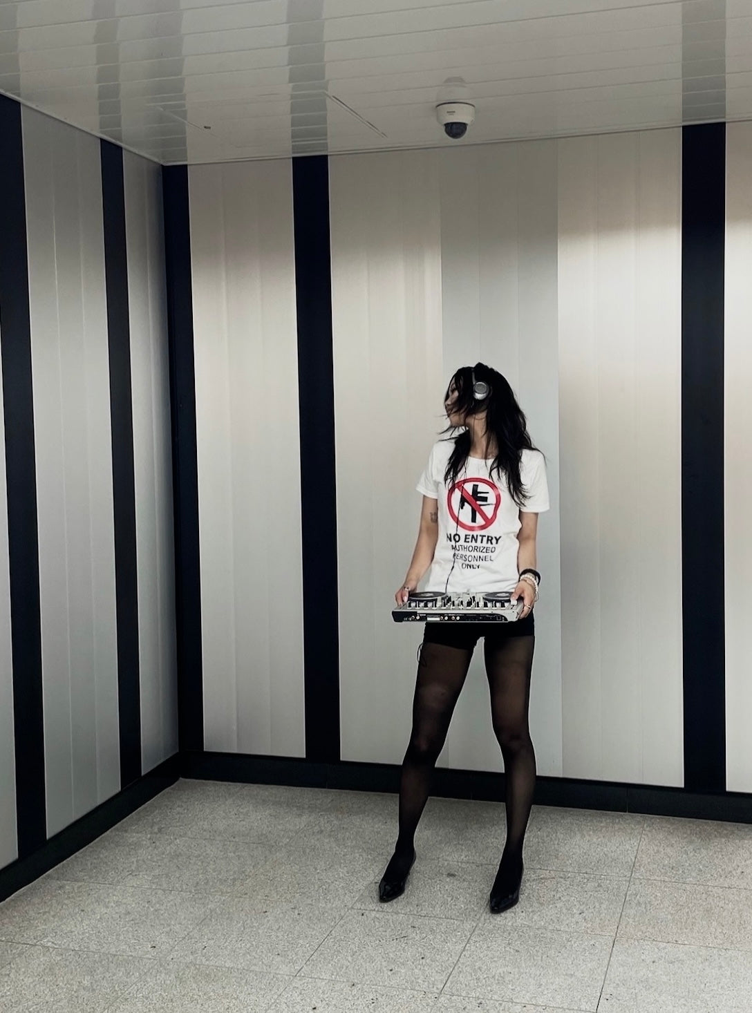 NO ENTRY TEE